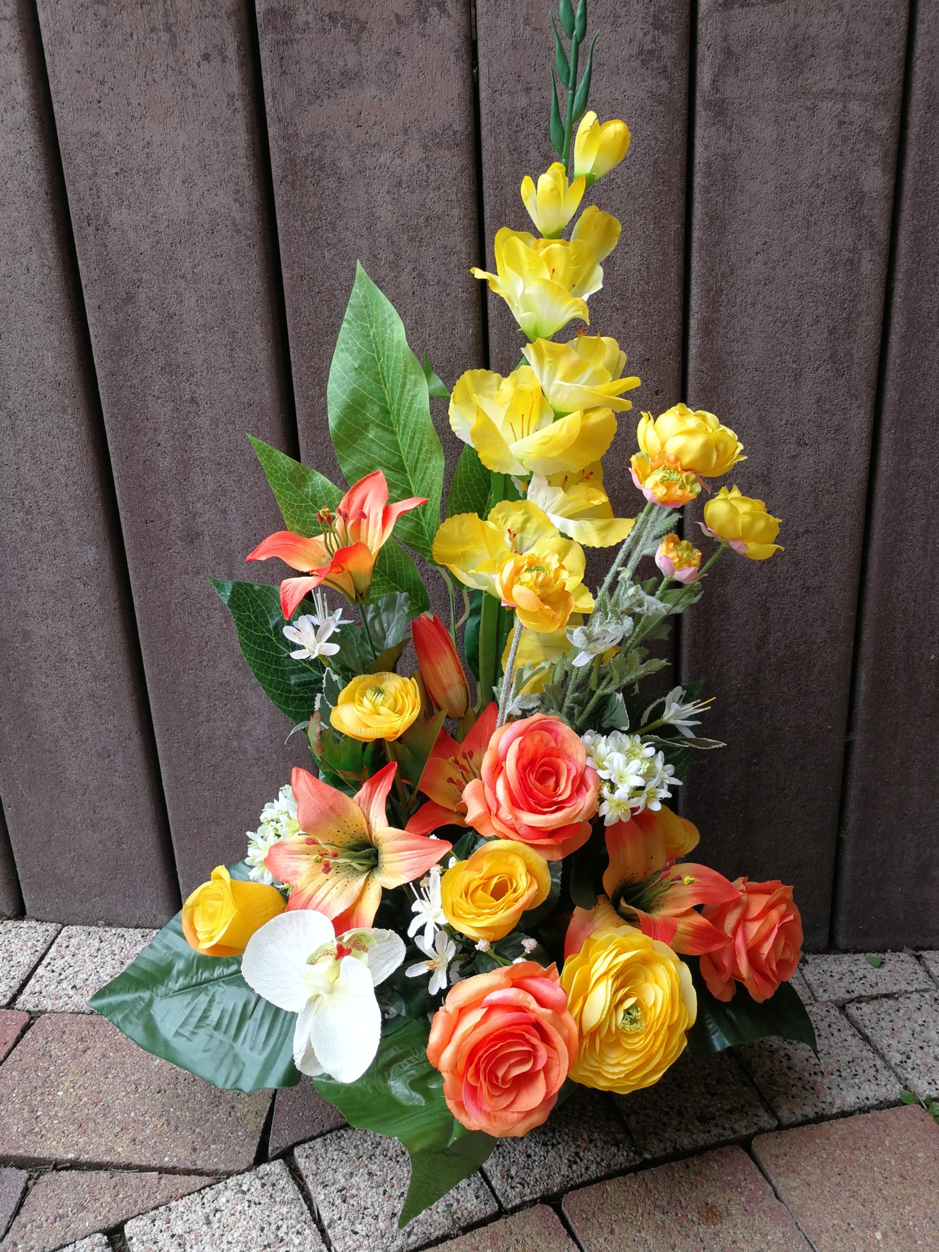 Composition fleurs artificielles dans les tons jaune & orange dans un pot lesté