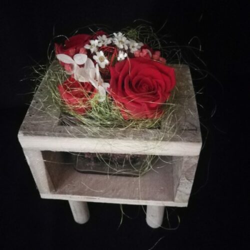 4 Roses éternelles rouge, socle en bois et contenant en verre